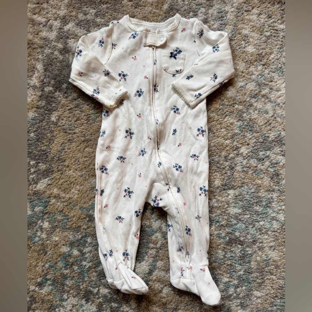 Carter’s Onesie/Footie with flowers Size 6 Months